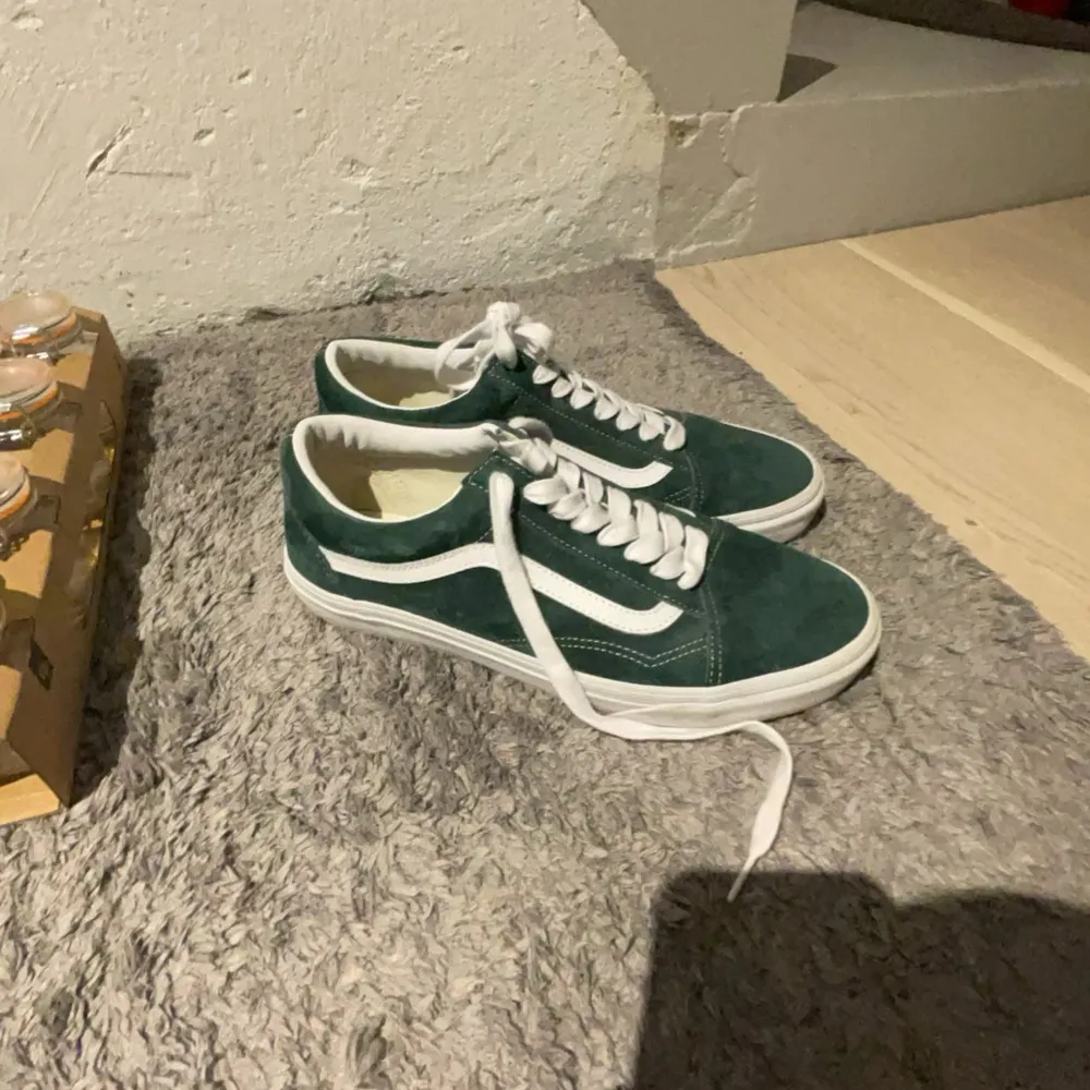 Säljer ett par snygga gröna Vans sneakers i mocka. De har en klassisk vit sula och vit snörning som ger en stilren look. Perfekta för både vardag och fest! Skorna är i bra skick och redo för nya äventyr. Skorna är använda 2 gånger och säljer dom på grund av att dom inte passade mig. Priset kan sänkas vid snabb affär.. Skor.