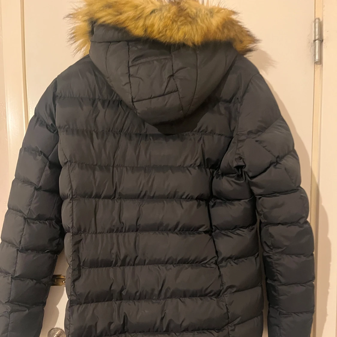 Svart dunjacka med pälskrage - 91