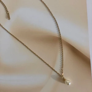 Elegant halsband med pärlhänge/rostfrit stål  - Säljer ett stilrent handgjord halsband med ett vackert pärlhänge. Perfekt för både vardag och festliga tillfällen. Halsbandet har en justerbar kedja för att passa olika längder. Ett måste för den som älskar klassiska smycken! Handgjord halsband ❣️