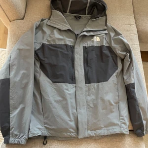 Grå och svart vindjacka från The North Face - Säljer en grå och svart vindjacka från The North Face i mycket bra skick. Stl S men passar även stl M