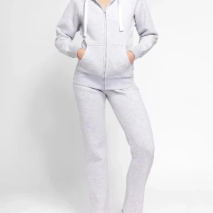 Russemerch Set - Mysig och bekväm set från Russemerch. Perfekt för kyliga dagar eller mysiga hemmakvällar. Storlek XS på hoodie och S på byxorna. Settet är dessutom nytt och använt en gång