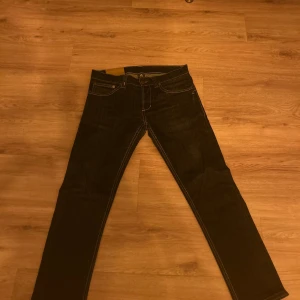 Dondup jeans - Säljer ett par mörkblåa dondup jeans i storlek 32. De har en klassisk femficksdesign och är i mycket bra skick. Perfekta för både vardag och fest! Skriv vid fler bilder och frågor!