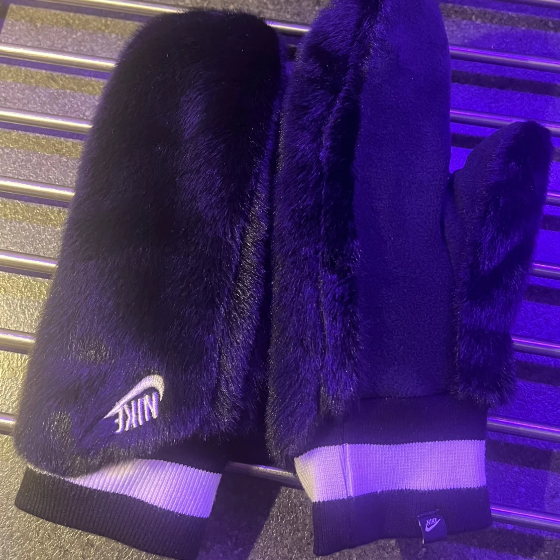 Svarta handskar från Nike oanvända