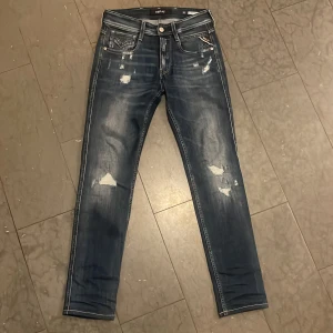Replay Anbass - Säljer dessa eftertraktade jeans från replay i modellen anbass då de ej kommer till användning längre. Storlek 27:32 men upplagda till 27:30. Annars mycket bra skick, endast använda ett fåtal gånger. Nypris ca 1800kr. Pris kan diskuteras!!🙌