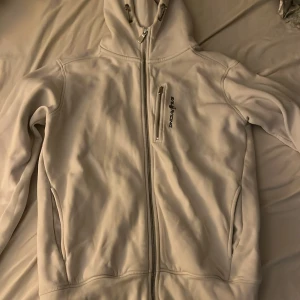 Sail racing bowman zip  - Vit sail racing tröja i storlek S men passar bra om inte bättre på M 🤍 Köpt från Jhonells för ca 1500 använt fåtal gånger då jag har en likadan som passar bättre på mig🩶PRISET GÅR ATT DISKUTERA!