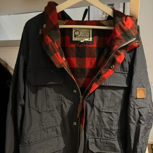 Grå jacka med röd och svart rutig foder från Onfield - Jacka från Penfield i M. 