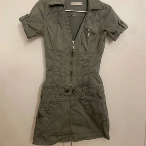 Militärgrön cargoklänning - Grön jeansklänning i jätte bra skick! Storlek M men passar mig bra som har S. 