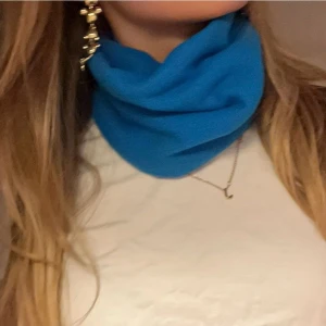 Blå buff - Säljer en snygg blå buff i mjukt material. Perfekt för att ha nu i vinter både inne och ute. Jätte snygg till vita färger Finns även i andra (se andra annonser)