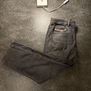 Grå jeans från Diesel - Säljer ett par grå jeans från Diesel i bra skick. De har en klassisk design med fem fickor och snygga detaljer. Perfekta för både vardag och fest! 🖤