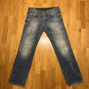 Straight jeans - Schysst tvätt, W33/L32 men passar som W32, schyssta slitningar på benen