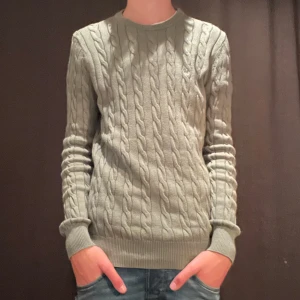 Morris kabelstickad tröja - Säljer en stilren grön kabelstickad tröja från märket Morris🌟. Perfekt för kyliga dagar! Nypris: 2000kr😧❌Mitt pris: 499kr✅!! Skick: 10/10👌inga defekter, skriv vid funderingar🙌