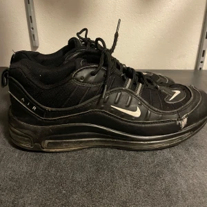 NIKE AIR MAX 98 - Tvärfeta svarta 98s🔥Skorna har lite slitage & lossnat lite på högra skons sula som syns på sista bilden, men sitter fortfarande ihop och går utmärkt att användas. 