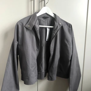 Grå ”jacka” - En grå lite tunnare jacka/kavaj som är svinsnygg till alla outfits, också under andra jackor om man ska ut osv. Helt oanvänd så lapparna är kvar.🩶