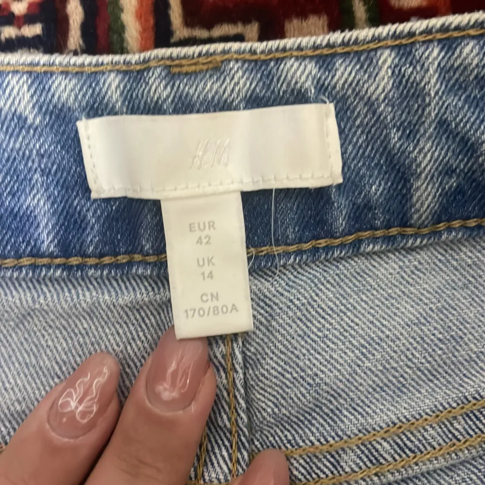 Säljer ett par ljusa jeans från H&M i storlek EUR 42. De har en straight passform och är högmidjade. Priset kan diskuteras.. Jeans & Byxor.