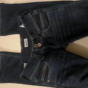 Lågmidjade jeans - Säljer dessa mörkblå lågmidjade pepe jeans!! I modellen ”venus”, dem är straight leg. Hittar ingen storlek men skulle säga xs-xxs 🙌🏻🙌🏻