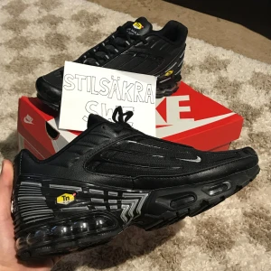 Nike TN | Air Max Plus 3 | Svart - (Sålde för 539kr) Nu  var det dags att sälja mina Nike TN Air Max Plus 3 då de inte används längre. Är riktigt välskötta och har suttit i garderoben sedan förra hösten. Kommer i mycket bra skick utan några skador på sylan, Det finns dock lite skrapor på tårna och sidorna av båda skorna, syns ändast om man är nere på huk. | Färg: Svart | Storlek: 45 | Pris: 539kr |
