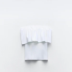 Vit offshoulder topp - Snygg vit offshoulder festtopp med volangdetaljer från zara. Den är använd endast en gång  och är i gott skick. Nypris 379 kr men säljer den för 170. I strl L men passar M-L 