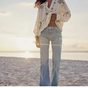 Ljusblå lågmidjade jeans zara - Säljer ett par ljusblå flare jeans i lågmidjad stil. Superbekväma och lätta att matcha med olika toppar💕