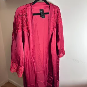 Röd kimono  - Säljer en elegant röd kimono från H&M i sidenliknande material. Den har vackra spetsdetaljer på ärmarna och axlarna ❤️