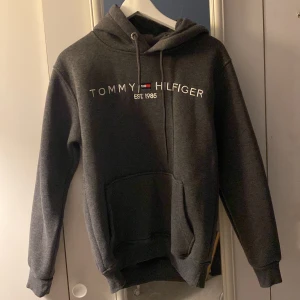 Mörkgrå Tommy Hilfiger hoodie - Grå Tommy hoodie, typ oanvänd 