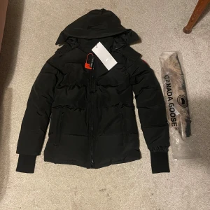 Canada Goose Chelsea - Helt nytt skicka canada Goose jacka Chelsea, svart model, size S. säljs pågrund av fel storlek 