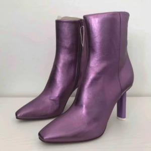 Lila stövletter VETEMENTS - VETEMENTS lighter heels. Sparsamt använda, fint skick. Nypris över 15 000kr
