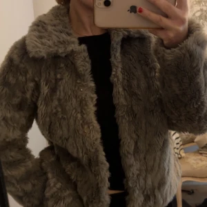 Grå pälsjacka  - Superfin grå pälsjacka från VILA i mycket bra skick. Perfekt för vintern, den är både varm och stilren. Jackan har långa ärmar och en mjuk, fluffig känsla. Den är i storlek 36 och passar perfekt för att hålla dig varm och snygg när det är kyligt😍kom gärna med prisförslag!