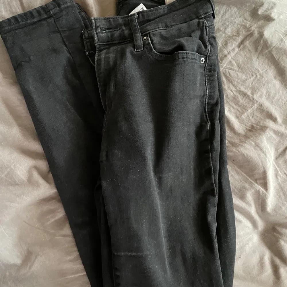 Säljer ett par svarta Levi's 711 skinny jeans i storlek 24. De är i bra skick och perfekta för både vardag och fest. Klassisk design med fem fickor och knappgylf. Passar till allt 🖤🖤. Jeans & Byxor.