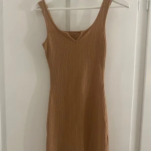 Beige-rosa ribbad klänning - Skön och mycket bra skick🙌