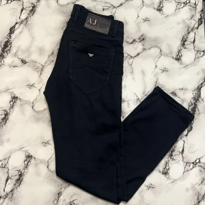 Armani Jeans - Snygga svarta jeans från Armani Jeans i mycket bra skick. De har en klassisk femficksdesign med knappar fram och AJ-logga på bakfickan. Perfekta för både vardag och fest! 🖤pris kan diskuteras!