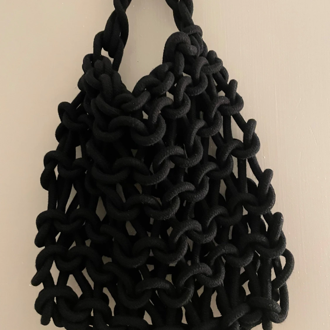 Svart stickad väska