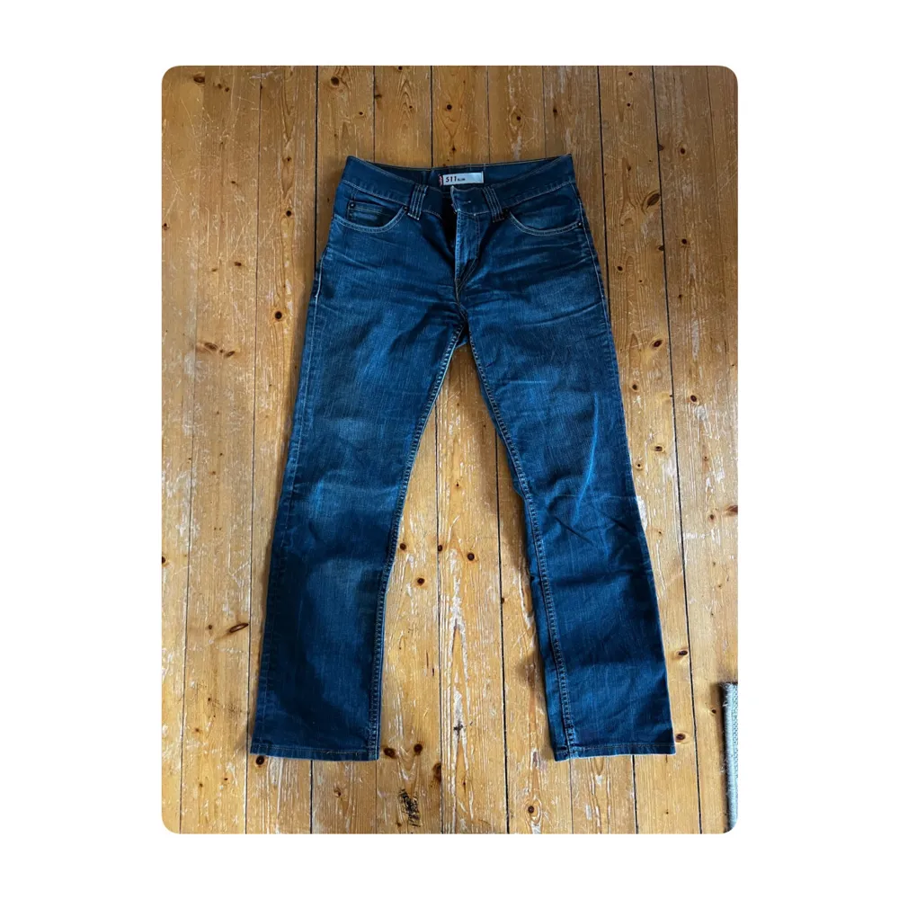 Säljer ett par klassiska blå jeans från Levi's i bra skick. De har en straight passform och är lågmidjade. De är 511 slim, i storlek W31/L32. Jag är 169 cm lång. Köparen står för frakt, skickar spårtbart PostNord paket.. Jeans & Byxor.