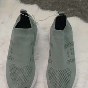 Sneakers från Mywear - Snygga och bekväma sneakers från Mywear. Perfekta för vardagsbruk med en elastisk passform som gör dem lätta att ta på och av. Sulan är vit och ger bra grepp. Perfekta för både vår och sommar!