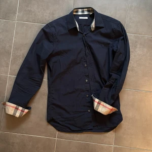 Burberry skjorra - Klassisk Burberry skjorta i färgen marinblå och storlek S