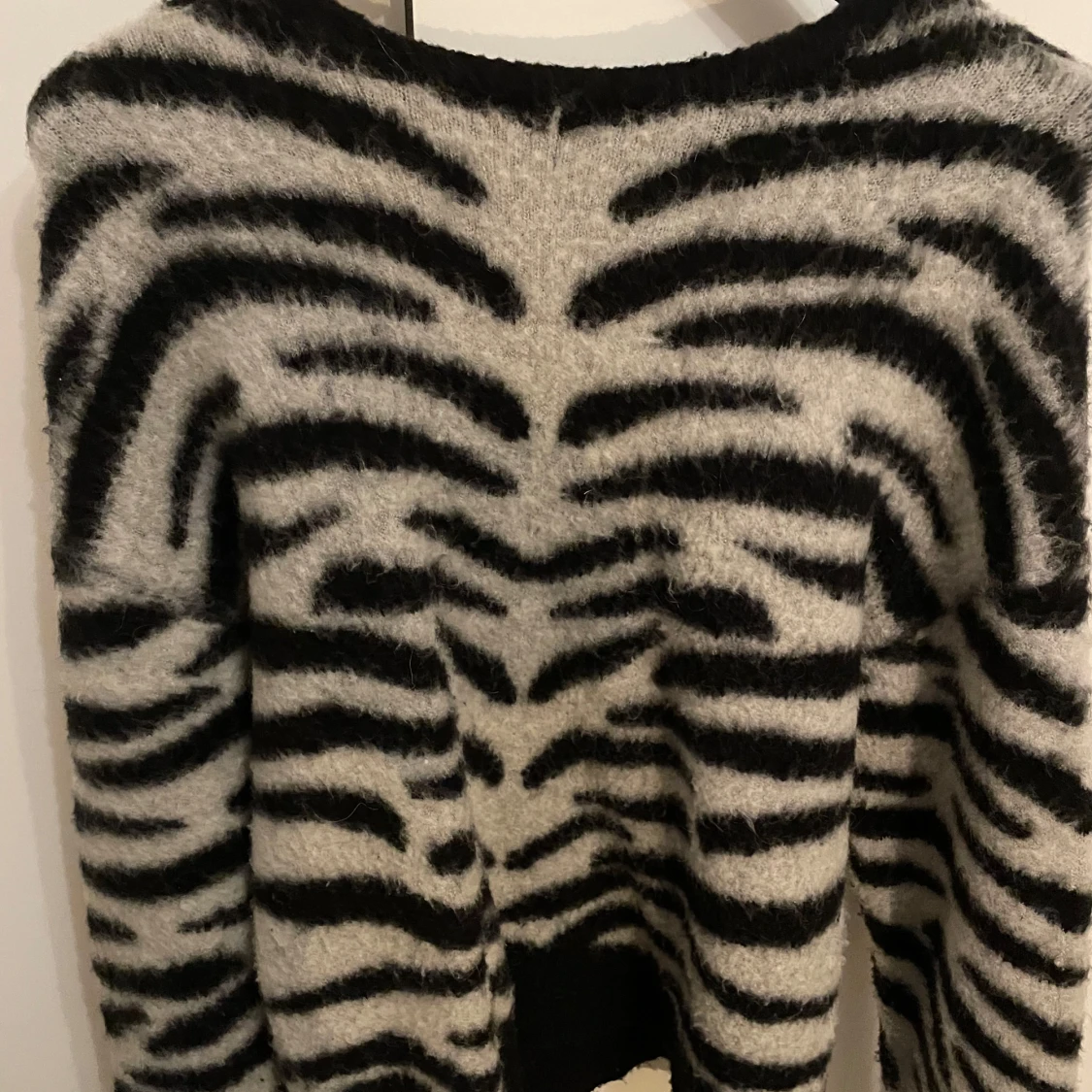 Zebramönstrad fluffig tröja