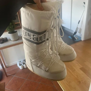 Vita Moon Boots med snörning - Säljer ett par vita Moon Boots i syntetmaterial. Perfekta för snöiga dagar! ❄️Inte alls mycket använda och inga fläckar🥰 skriv för fler bilder 🥰