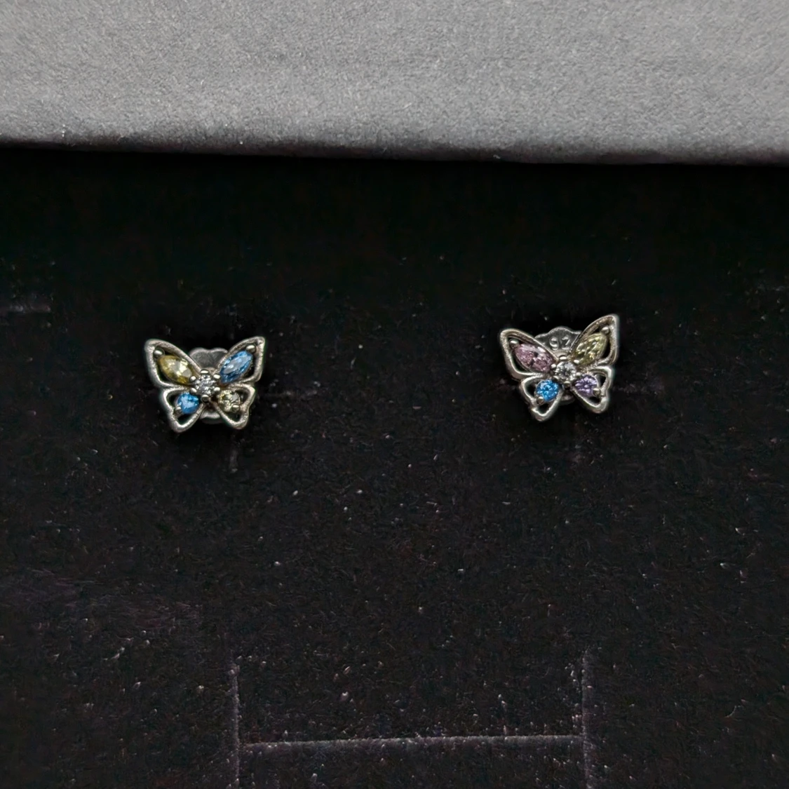 Fjärilsformade örhängen (QE154)