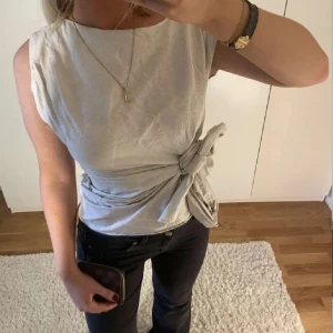 Vit topp med knytning - Topp från Zara med knytning i midjan ❤️❤️