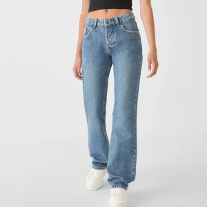 Blå jeans  - Säljer ett par snygga blå jeans från stradivarius, helt oanvända som jag missade att returnera. Supersnyggt fall och perfekt längd på mig som är 167. Köpta för 379, säljer oanvända med lappar kvar för 250
