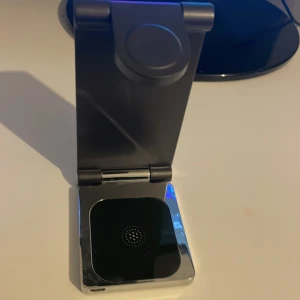 Trådlös laddare - En laddningsstation som funkar bra, laddar snabbt och inte andvänd många gånger, säljer pågrund av att jag köpte en ny. Pris kan diskuteras