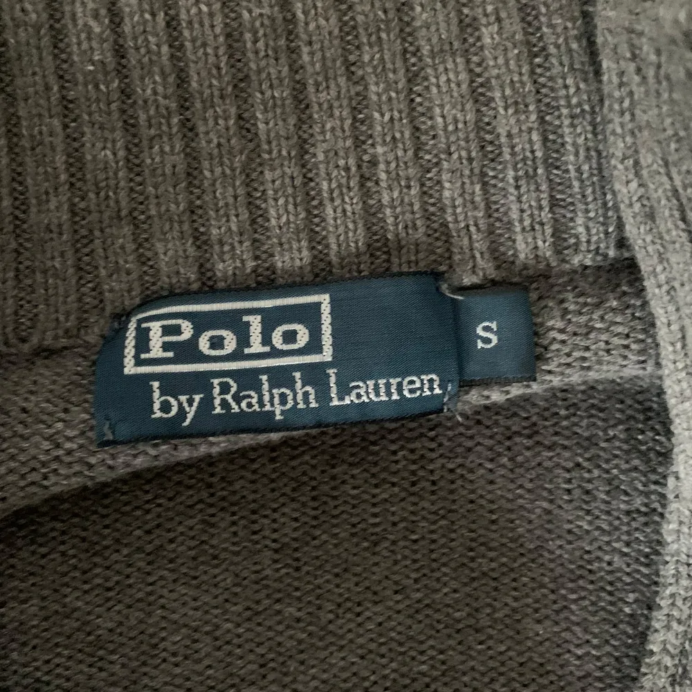 Säljer en stilren grå tröja från Polo Ralph Lauren i storlek S. Tröjan har en dragkedja vid halsen och är perfekt för både höst och vinter. Den är i mycket bra skick och har långa ärmar med ribbade muddar. Perfekt för en casual look eller lite mer uppklädd stil. Nypris: 2300, mitt pris: 849 . Tröjor & Koftor.