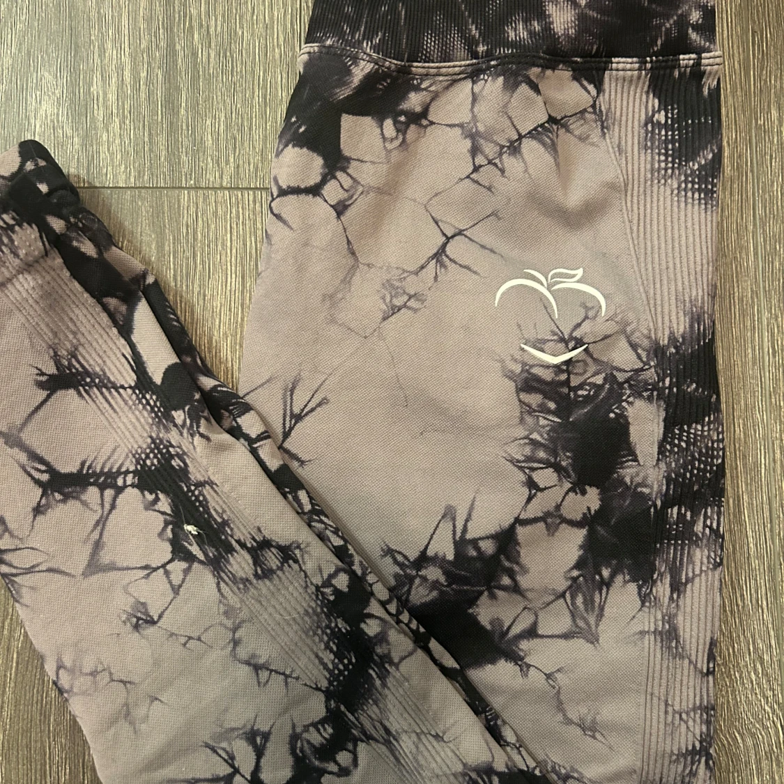 Grå och svarta leggings från Peach - 90