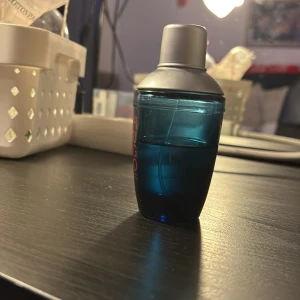 Hugo Boss Dark Blue parfym - Säljer en flaska Hugo Boss Dark Blue. Lite mer än fälften kvar. En jätte god doft som funkar perfekt till alla tillfällen. Den rymmer 75ml och skulle gissa på att det är 45ml kvar i den. Prutbar. 