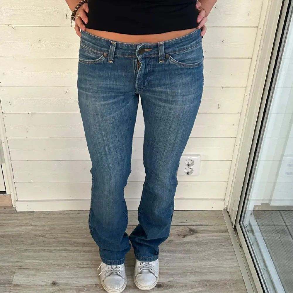 Säljer ett par snygga blå jeansbyxor i bootcut-stil. De är lågmidjade. säljer pga dom har blivit för små för mig som är 169 💗innerbens längd: 80 cm midjemått: 32  passar storlek 32/ 34 köpte här på plick för 650 . Jeans & Byxor.