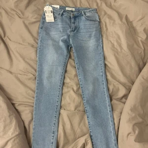 Snygga blå jeans!! - Helt oanvända jeans med prislapp kvar! Jag säljer dom då det blev för korta för mig. Jag är 184cm lång. Vill man inte ha ”skinny jeans” känslan så passar den perfekt till de som är kortare!