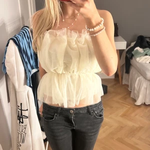 fest top😻 - säljer jätte gullig fest top perfekt till nyår😻😻 helt oanvänd och har aldrig kommit till användning😇😇