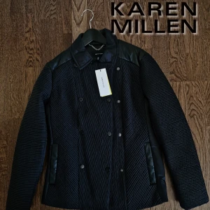 Oanvänd Svart Karen Millen Läderjacka - Säljer min mammas helt oanvända Karen Millen Läderjacka. Den rä väldigt stilren och passar med vilken outfit som helst. Den har prislapp och köptes för 1699:-, men släpper den för 1399:-