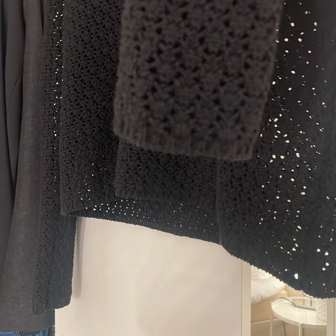 Svart stickad tröja med glittrande detaljer - 91