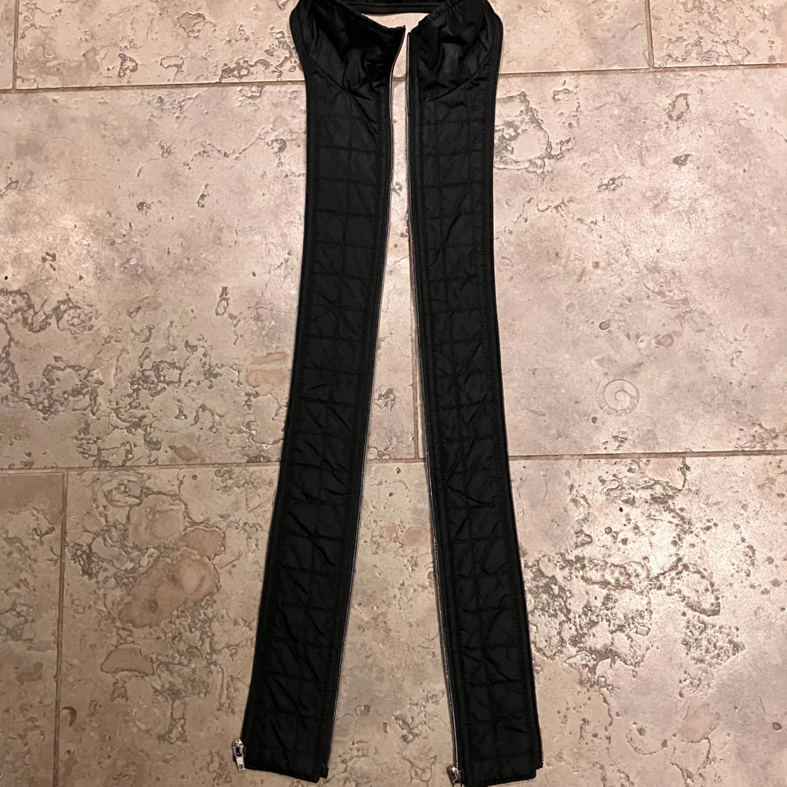 Svart kappa med knappar - 93