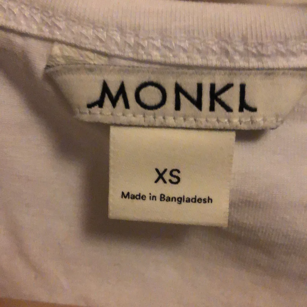 Jag säljer en vit t-shirt med ett rosa hjärta på framsidan. Det är en tight tröja från monki i storlek XS. T-shirts.